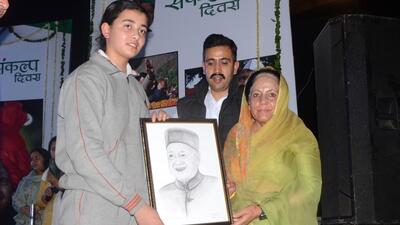A schoolgirl presents a handmade sketch of Virbhadra Singh to his wife Pratibha Singh in Shimla on Friday. (Deepak Sansta / Hindustan Times) A schoolgirl presents a handmade sketch of Virbhadra Singh to his wife Pratibha Singh in Shimla on Friday. (Deepak Sansta / Hindustan Times)