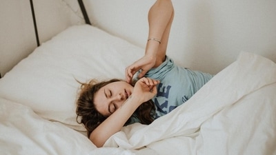 "Do you feel guilty or unproductive when you sleep in, or when you are so tired and need to go to bed at 9pm? This is your body telling you exactly what it needs. Unfortunately, we live in a culture that is obsessed with productivity, one where sleeping for 7-9 hours is seen as a luxury," says psychologist Dr. Jenn Anders in her recent Instagram post. (Unsplash) "Do you feel guilty or unproductive when you sleep in, or when you are so tired and need to go to bed at 9pm? This is your body telling you exactly what it needs. Unfortunately, we live in a culture that is obsessed with productivity, one where sleeping for 7-9 hours is seen as a luxury," says psychologist Dr. Jenn Anders in her recent Instagram post. (Unsplash)