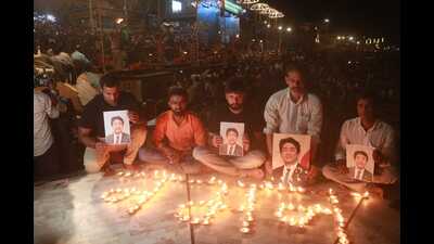 Tribute being paid to Japan’s former premier Shinzo Abe at Dashashwamedh Ghat, Varanasi on Friday. (HT PHOTO) Tribute being paid to Japan’s former premier Shinzo Abe at Dashashwamedh Ghat, Varanasi on Friday. (HT PHOTO)