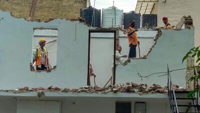 A Chandigarh Housing Board team taking down illegal structures in Sector 45. (HT Photo)