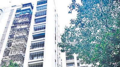Mumbai, India - July 08, 2022: CBI raids the residence of ex-Mumbai Police Commissioner Sanjay Pandey in a new case of alleged corruption related to the NSE co-location scam, at Pataliputra building, Andheri (West), in Mumbai, India, on Friday, July 08, 2022. (Photo by Vijay Bate/HT Photo) (HT PHOTO)