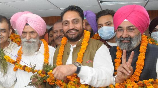 Despite joining the BJP and the Congress having the majority in the 50-member Mohali MC House, Amarjit Singh Sidhu (centre) continues to hold the mayor’s seat, purportedly with the support of the Congress councillors, who are said to have been convinced by senior deputy mayor Amrik Singh Somal (left) and deputy mayor Kuljeet Singh Bedi (right). (HT File Photo)