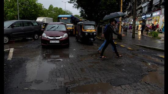 Only 14 locations in Navi Mumbai have potholes, claims NMMC; residents spot more in internal roads. (BACHCHAN KUMAR/HT PHOTO)
