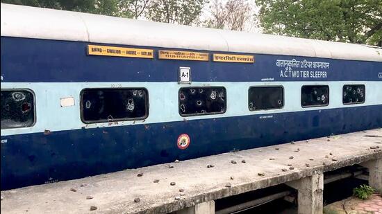 Government Railway Police sub inspector Birbal said police are yet to identify the snatchers. (ANI)