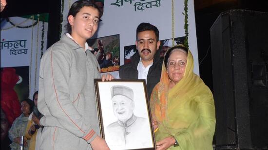 A schoolgirl presents a handmade sketch of Virbhadra Singh to his wife Pratibha Singh in Shimla on Friday. (Deepak Sansta / Hindustan Times)