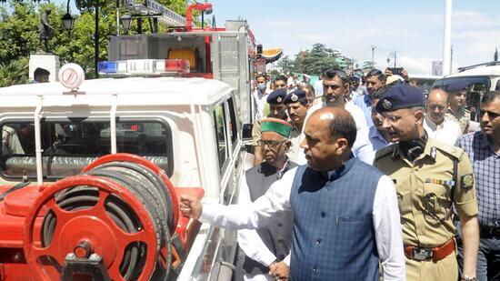 HP chief minister Jai Ram Thakur flags off fire tenders from The Ridge in Shimla on Friday. (Deepak Sansta / Hindustan Times)