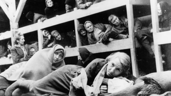 Auschwitz concentration camp survivors shortly after their liberation in January 1945(picture-alliance / akg-images)