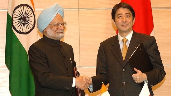 Former prime minister Manmohan Singh and ex-Japanese prime minister Shinzo Abe.(PIB file)