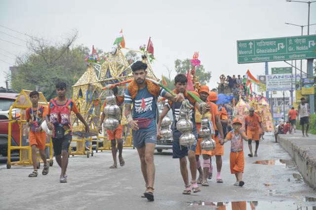 Kanwariyas walking to Delhi from Haridwar. (Sakib Ali/Hindustan Times)