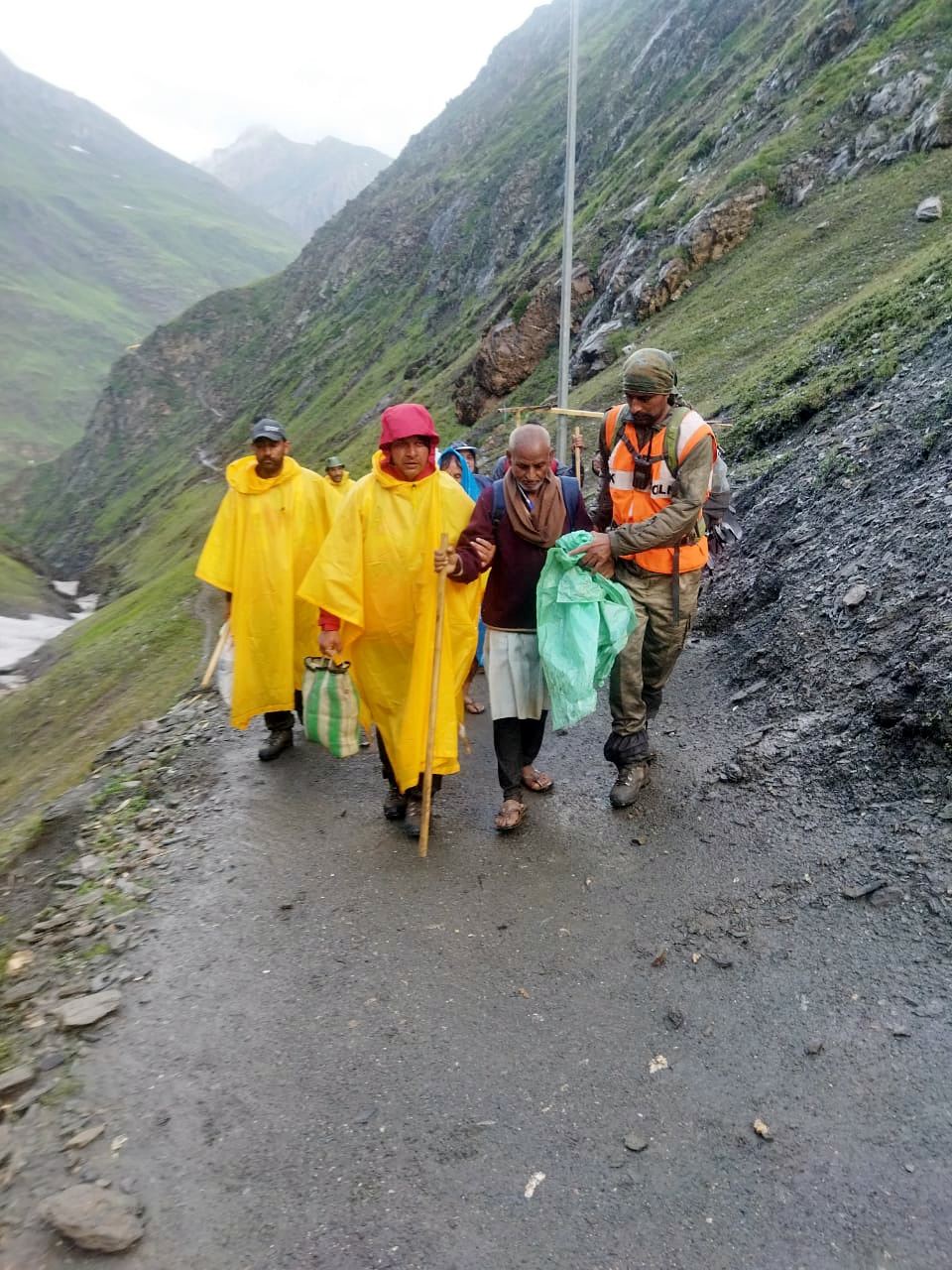 Administration trying to give safe passage to pilgrims after flash floods triggered by cloudburst near Amarnath Cave (ANI Photo) Administration trying to give safe passage to pilgrims after flash floods triggered by cloudburst near Amarnath Cave (ANI Photo)