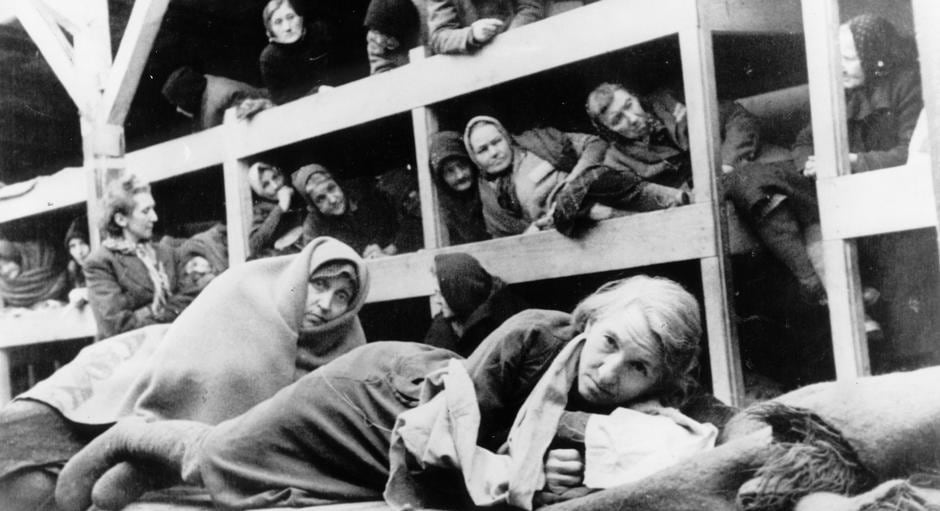Auschwitz concentration camp survivors shortly after their liberation in January 1945 (picture-alliance / akg-images)
