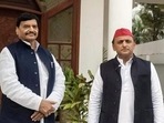 Pragatisheel Samajwadi Party-Lohia chief Shivpal Yadav and his nephew Samajwadi Party president Akhilesh Yadav. (FILE PHOTO)(HT_PRINT) Pragatisheel Samajwadi Party-Lohia chief Shivpal Yadav and his nephew Samajwadi Party president Akhilesh Yadav. (FILE PHOTO)(HT_PRINT)