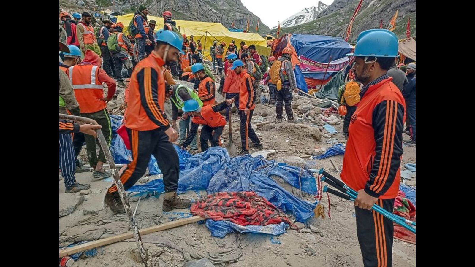 Amarnath tragedy 1 killed, 200 pilgrims from Pune rescued Hindustan