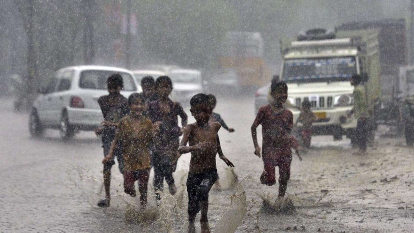 Rain brings relief from scorching heat in Ludhiana - Hindustan Times