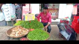 One of the hawkers in Dombivli with the message of adhering to the guidelines on single-use plastic. (HT PHOTO)