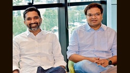 अरुण पुजारी (बाएं) और श्रीनिवास कसार, कैशइनवॉइस के संस्थापक, एक डिजिटल इनवॉइस और सप्लाई चेन फाइनेंस मार्केटप्लेस, जिसे सप्लाई चेन में फंसी नकदी को अनलॉक करने के लिए डिज़ाइन किया गया है। (एचटी फोटो) अरुण पुजारी (बाएं) और श्रीनिवास कसार, कैशइनवॉइस के संस्थापक, एक डिजिटल इनवॉइस और सप्लाई चेन फाइनेंस मार्केटप्लेस, जिसे सप्लाई चेन में फंसी नकदी को अनलॉक करने के लिए डिज़ाइन किया गया है। (एचटी फोटो)