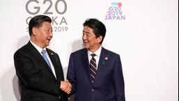 Em 2019, o presidente da China, Xi Jinping, é recebido pelo primeiro-ministro do Japão, Shinzo Abe, na cúpula dos líderes do G20 em Osaka, Japão.  (REUTERS)