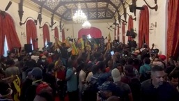 Manifestantes protestam dentro da casa do presidente depois que o presidente Gotabaya Rajapaksa fugiu em meio à crise econômica do país, 