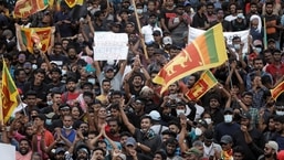 Demonstranter feirer etter å ha gått inn i presidentsekretariatet, etter president Gotabaya Rajapaksas flukt, midt i landets økonomiske krise, i Colombo, Sri Lanka.