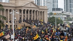 Demonstranter feirer etter å ha gått inn i presidentsekretariatet, etter president Gotabaya Rajapaksas flukt, midt i landets økonomiske krise, i Colombo, Sri Lanka.