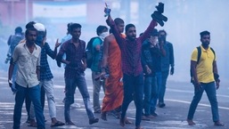 A polícia usa bombas de gás lacrimogêneo para dispersar os manifestantes que participam de um protesto contra o governo exigindo a renúncia do presidente do Sri Lanka, Gotabaya Rajapaksa.