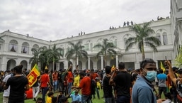 Manifestantes se reúnem dentro das instalações da residência oficial do presidente do Sri Lanka, Gotabaya Rajapaksa, em Colombo.