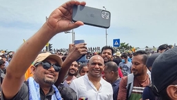O ex-capitão de críquete do Sri Lanka Sanath Jayasuriya com manifestantes em Colombo.