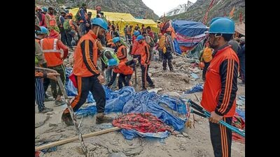Rescuers search for survivors following a cloudburst near the holy Amarnath cave shrine in Kashmir. (REUTERS)