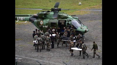 Indian Army personnel during rescue operations in Baltal on Saturday. (Waseem Andrabi/HT Photo) Indian Army personnel during rescue operations in Baltal on Saturday. (Waseem Andrabi/HT Photo)