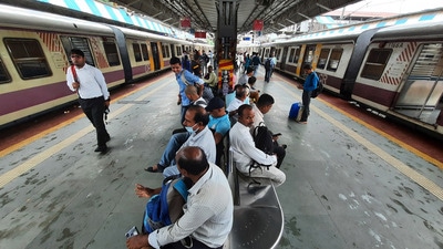 Commuters wait at Thane station for the Trans Harbour line services to resume on Saturday afternoon following a technical problem between Airoli and Turbhe railway stations. (PRAFUL GANGURDE/HT PHOTO)