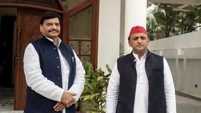 Pragatisheel Samajwadi Party-Lohia chief Shivpal Yadav and his nephew Samajwadi Party president Akhilesh Yadav. (FILE PHOTO) (HT_PRINT) Pragatisheel Samajwadi Party-Lohia chief Shivpal Yadav and his nephew Samajwadi Party president Akhilesh Yadav. (FILE PHOTO) (HT_PRINT)