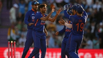 India celebrate a wicket in the 2nd T20I. (AFP)