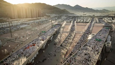 On Friday, huge crowds of robed Muslim pilgrims prayed on Mount Arafat, the climax of the annual pilgrimage. Groups of worshippers, many holding umbrellas against the fierce sun, recited verses from the Koran on the rocky rise where the Prophet Mohammed is believed to have given his final sermon. After sunset, they travelled the short distance to Muzdalifah, where they slept under the stars before performing the stoning ritual. (AFP) On Friday, huge crowds of robed Muslim pilgrims prayed on Mount Arafat, the climax of the annual pilgrimage. Groups of worshippers, many holding umbrellas against the fierce sun, recited verses from the Koran on the rocky rise where the Prophet Mohammed is believed to have given his final sermon. After sunset, they travelled the short distance to Muzdalifah, where they slept under the stars before performing the stoning ritual. (AFP)