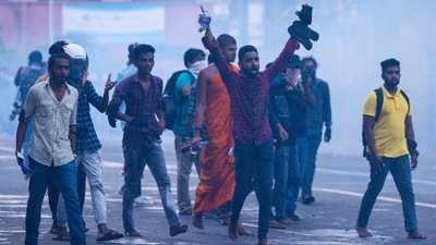 Police use tear gas shells to disperse demonstrators taking part in an anti-government protest demanding the resignation of Sri Lanka's President Gotabaya Rajapaksa. (AFP) Police use tear gas shells to disperse demonstrators taking part in an anti-government protest demanding the resignation of Sri Lanka's President Gotabaya Rajapaksa. (AFP)