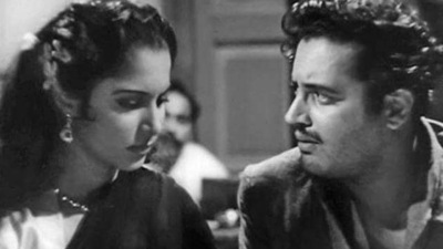Guru Dutt with Waheeda Rehman in Kaagaz Ke Phool.