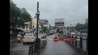 PMPML has installed a boom barrier with speakers at Sathe biscuit company BRT stop. (Shankar Narayan/HT PHOTO) PMPML has installed a boom barrier with speakers at Sathe biscuit company BRT stop. (Shankar Narayan/HT PHOTO)