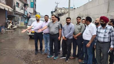 Industrialists showing the pathetic condition of potholed road in Ludhiana. (Harvinder Singh/HT) Industrialists showing the pathetic condition of potholed road in Ludhiana. (Harvinder Singh/HT)