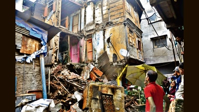 On Saturday, a portion of the 80-year-old Karande wada on Nehru chowk in Shukrawar peth collapsed around 7.20 am. (HT PHOTO) On Saturday, a portion of the 80-year-old Karande wada on Nehru chowk in Shukrawar peth collapsed around 7.20 am. (HT PHOTO)