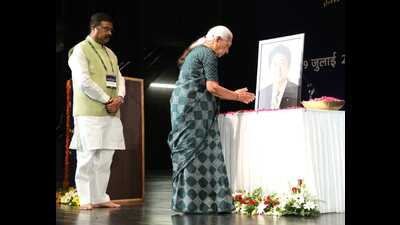 Governor Anandiben Patel and Union education minister Dharmendra Pradhan paying tributes to former Japanese PM Shinzo Abe in Varanasi on Saturday. (HT photo)