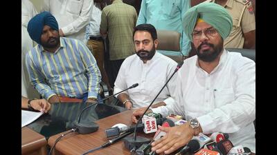 Minister for rural development Kuldeep Singh Dhaliwal reached out to these farmers at the border in the Ajnala sub-division of Amritsar district. He said he will raise farmers’ concerns at the national meet. (HT File Photo)