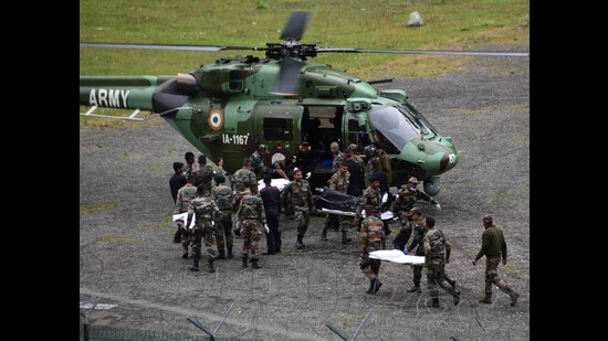 Indian Army personnel during rescue operations in Baltal on Saturday. (Waseem Andrabi/HT Photo)