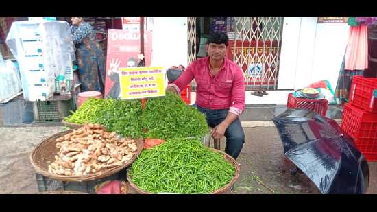 One of the hawkers in Dombivli with the message of adhering to the guidelines on single-use plastic. (HT PHOTO) One of the hawkers in Dombivli with the message of adhering to the guidelines on single-use plastic. (HT PHOTO)