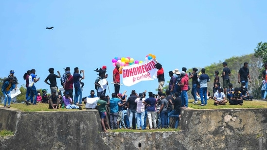 I manifestanti prendono parte a una manifestazione anti-governativa fuori dal Galle International Cricket Stadium durante il secondo giorno della seconda partita di test di cricket tra Sri Lanka e Australia.