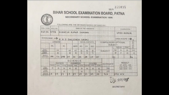 IAS officer Awanish Sharan shared his Class 10th marksheet on Twitter and it motivated netizens.&nbsp;(@AwanishSharan/Twitter)