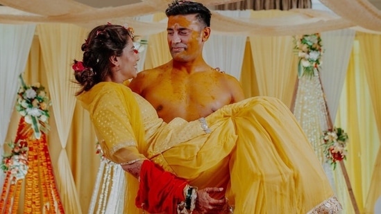 Payal Rohatgi and Sangram Singh celebrated their haldi ceremony on Saturday. Sangram carried her during the celebrations, which made her smile. (Moviee’ing Momentss)