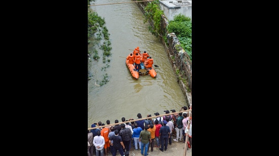Holiday has been declared in Dakshina Kannada, Uttara Kannada and Udupi districts for schools and colleges. An orange alert has been issued in Chikkamaglur, Shivamogga, Kodagu and Hassan districts (PTI)