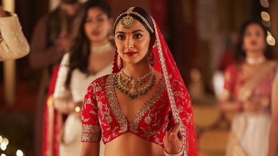 Loved Kiara Advani's breathtaking red bridal lehenga choli from JugJugg Jeeyo? It costs ₹3 lakh | Fashion Trends - Hindustan Times