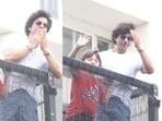 Shah Rukh Khan and AbRam came to meet fans waiting for the actor. Shah Rukh Khan and AbRam came to meet fans waiting for the actor.