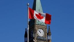 Uma bandeira canadense voa em frente à Torre da Paz no Parliament Hill, em Ottawa, Ontário.  (REUTERS)