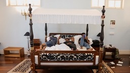 Os manifestantes dormem na cama do presidente Gotabaya Rajapaksa na casa do presidente, no dia seguinte depois que os manifestantes entraram no prédio em Colombo, Sri Lanka. 